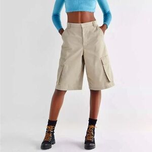 Urban Outfitters Corbin Longline Cargo Short in Khaki Size M
